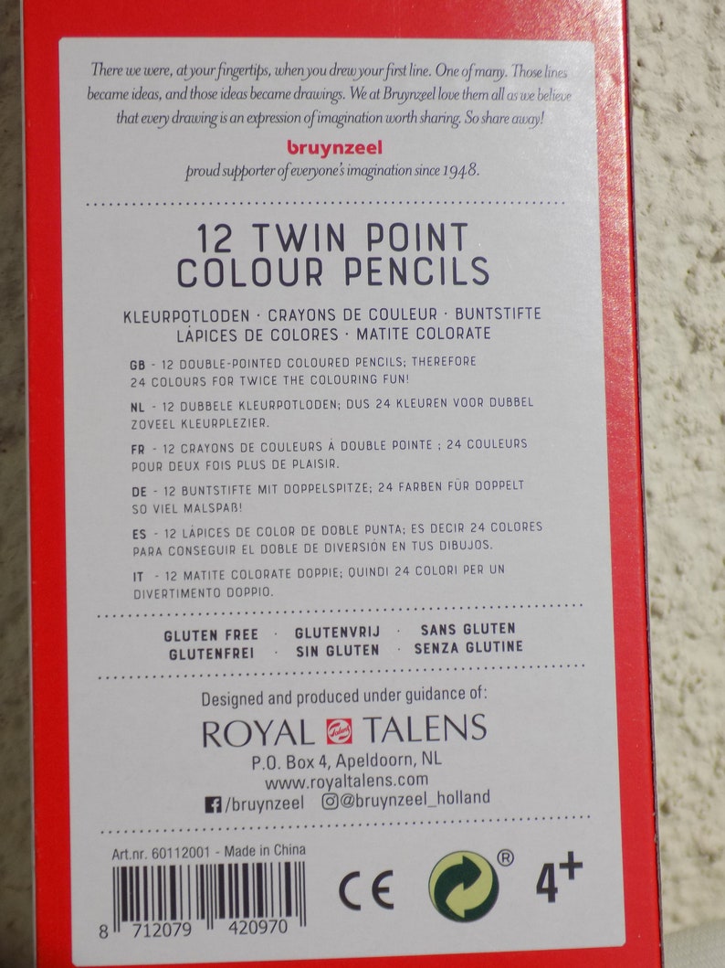 K&ouml;nnte beinhalten: Eine Schachtel mit 12 zweifarbigen Buntstiften in einem rot-wei&szlig;-blauen Farbschema. Die Schachtel tr&auml;gt den Markennamen "Bruynzeel" und den Text "12 Twin Point Color Pencils". Die Schachtel enth&auml;lt auch Informationen &uuml;ber die Stifte in mehreren Sprachen, darunter Englisch, Niederl&auml;ndisch, Franz&ouml;sisch, Deutsch, Spanisch und Italienisch. Die Schachtel ist in China hergestellt und glutenfrei.