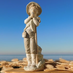 NAO BY LLADRÓ #0209.Nao  By Lladro  Shepherd With Sparrow.Hand Made In Spain.Porcelain Boy Holding Bird.Jose Roig Sculptor.Jongen Met Vogel!