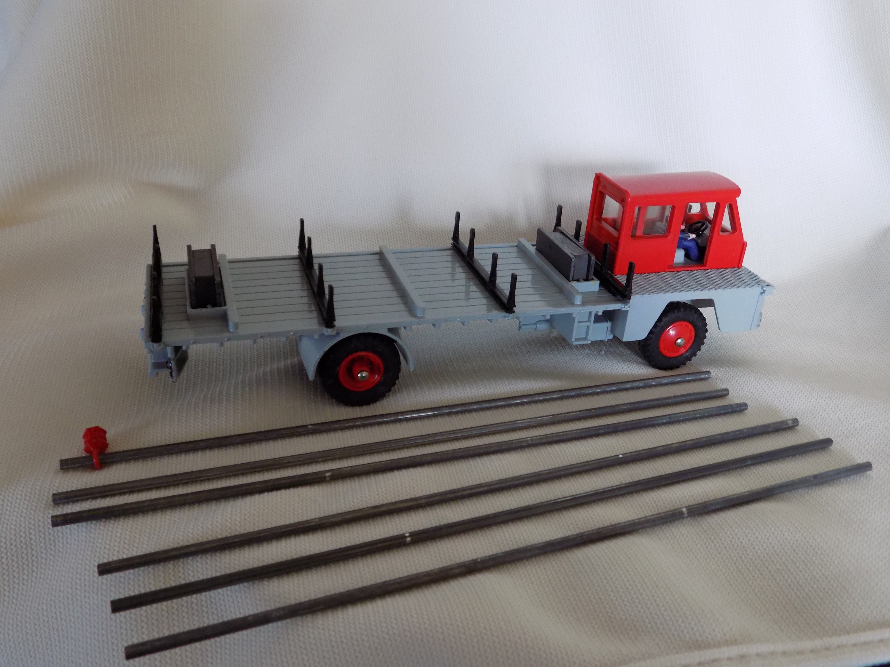 DINKY TOYS 885 CAMION Saviem Porte-fer.made in France.nmib