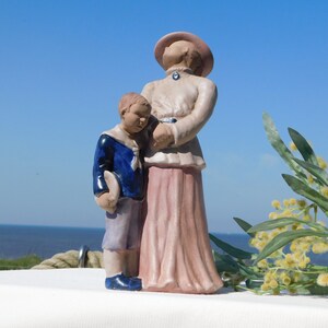 JIE GANTOFTA SWEDEN Märkt lergodsfigurin designad av Ewa Jarenskog. Skandinavisk folkkonstkeramik. Svensk figur från slutet av 1900-talet!
