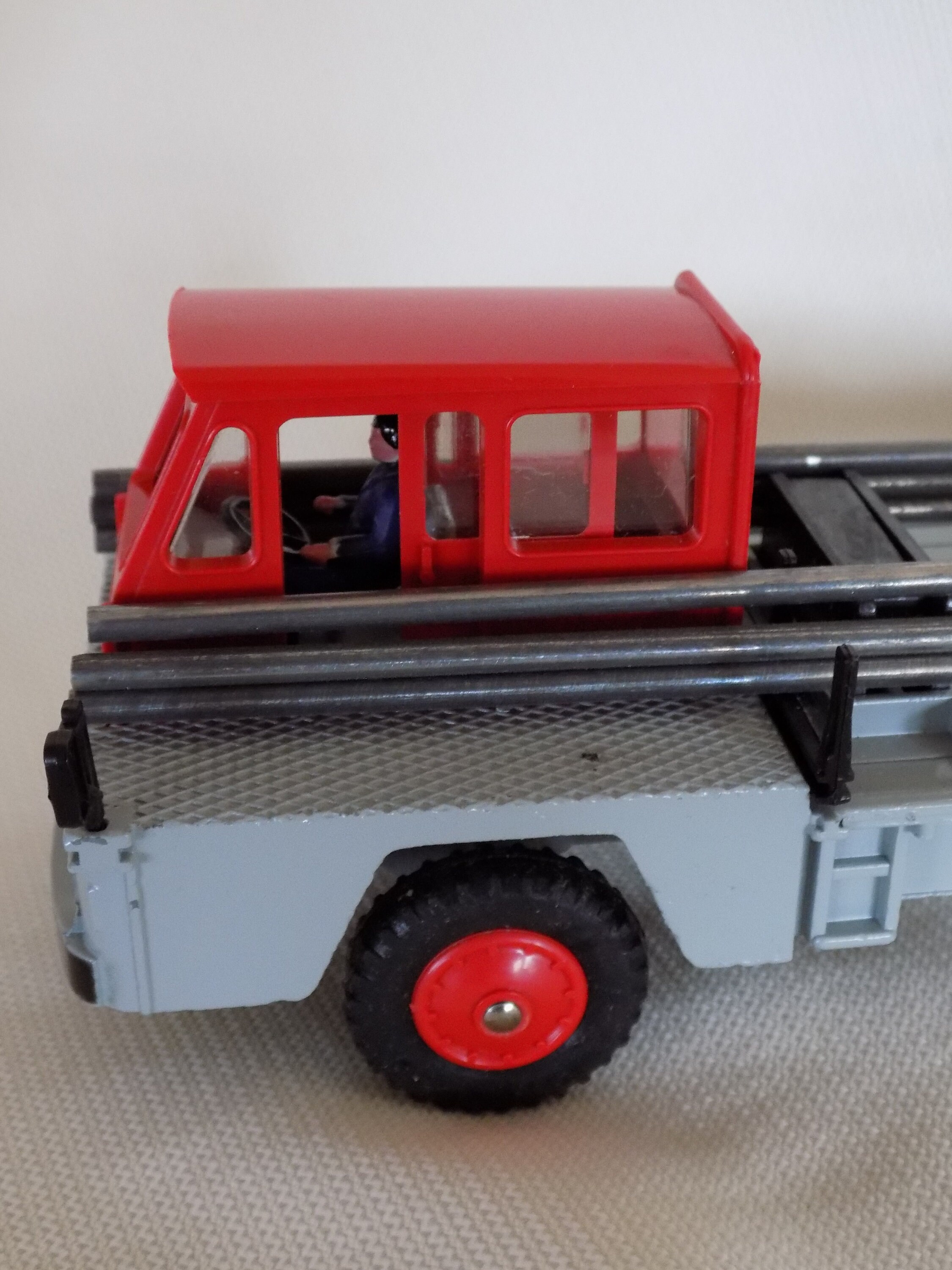 DINKY TOYS 885 CAMION Saviem Porte-fer.made in France.nmib