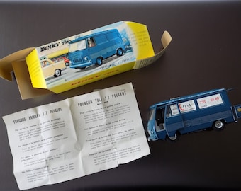 DINKY TOYS 570 FOURGON Tole J7 Peugeot.Allo Fret.Authentique Dinky Toy français de 1967 avec feuille et boîte extérieure.Modèle rare moulé sous pression 1/43.Meccano !