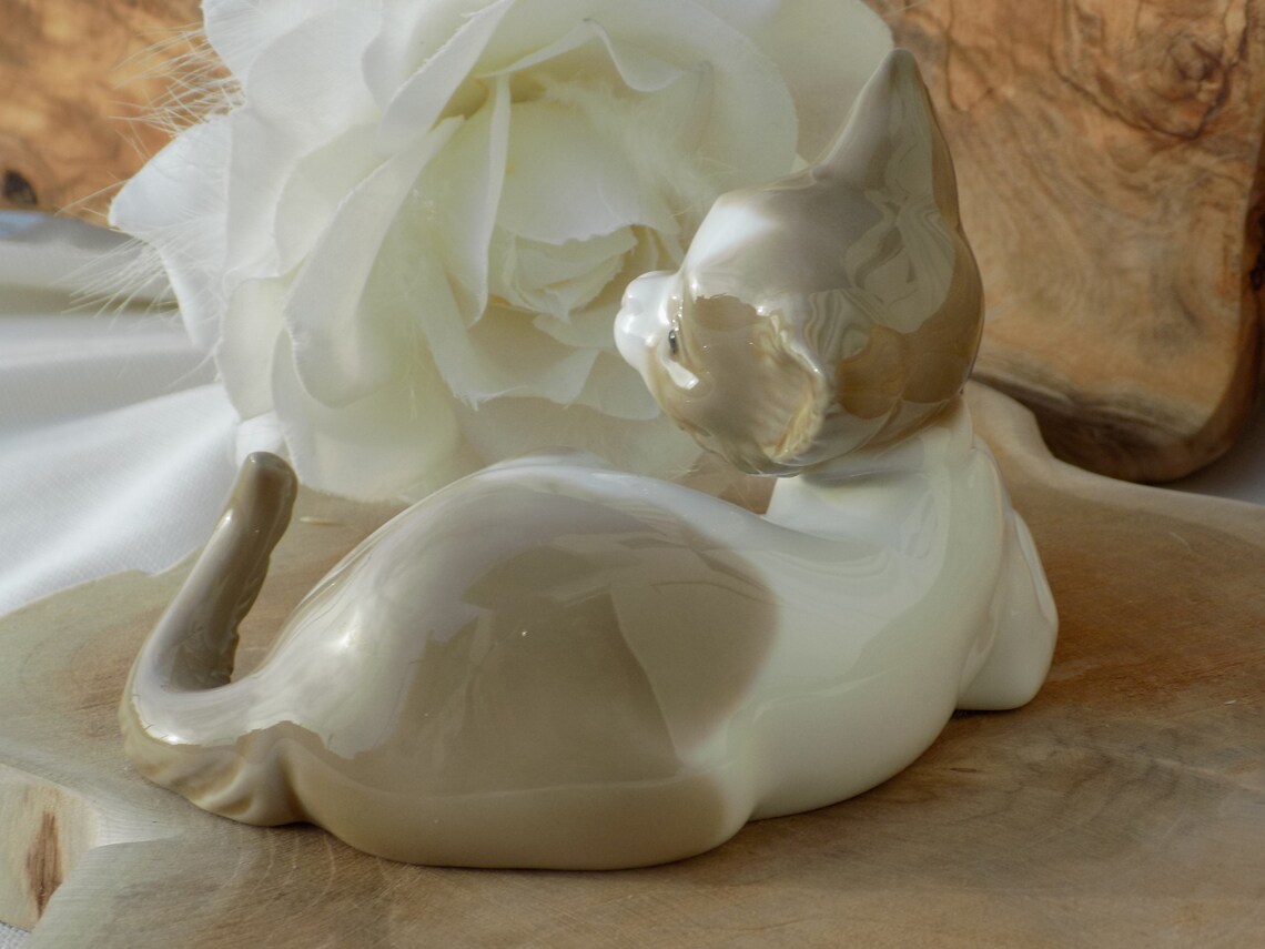 lladro surprised cat