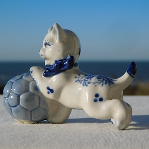 CAT WITH BALL.Vintage Blue White Floral Decorated Ceramic Cat With Ball Figurine.Blue White Cat Art Pottery.Samlarobjekt Katt.Cat Figurine!