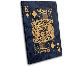 Può includere: Una carta da gioco di Re di Quadri dorata su uno sfondo blu scuro. La carta è in stile vintage con dettagli intricati.