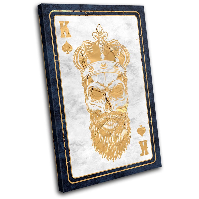 Puede incluir: Una carta de juego dorada y blanca con una calavera que lleva una corona y una barba. La carta es el Rey de Picas.
