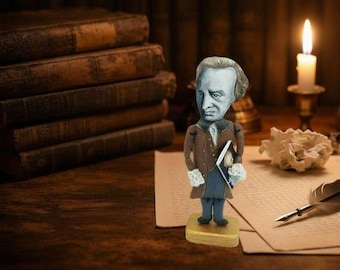 Figura hecha a mano de Immanuel Kant: Figura del filósofo con libro en miniatura