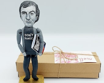Douglas Adams – Figura artesanal de escritor y pensador cultural / Decoración literaria moderna