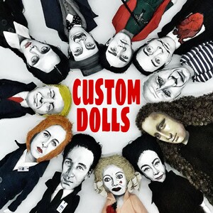 Puede incluir: Una colecci&oacute;n de once mu&ntilde;ecos personalizados dispuestos en c&iacute;rculo, cada uno con rasgos faciales pintados a mano y estilos de ropa &uacute;nicos, rodeando el texto rojo en negrita que dice CUSTOM DOLLS en el centro de la imagen.