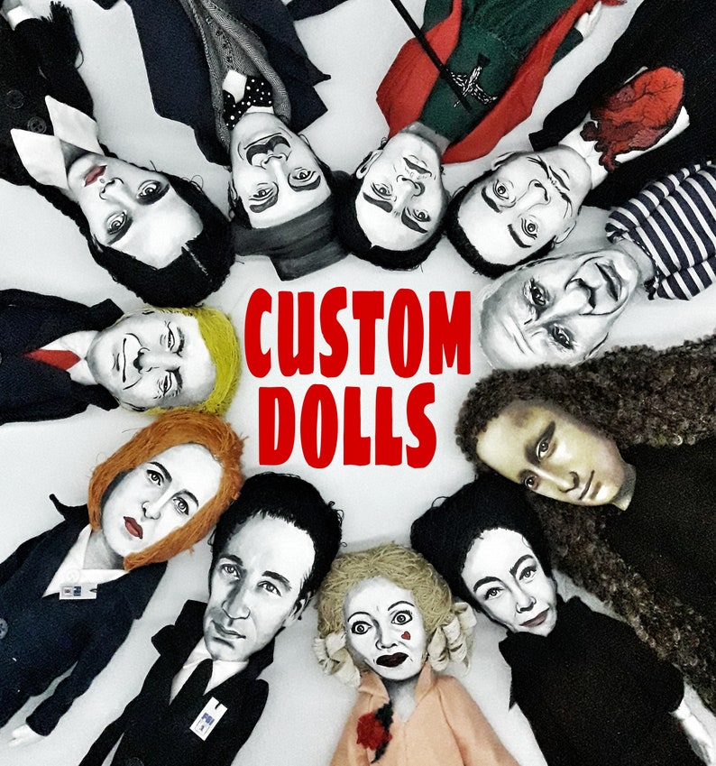Puede incluir: Una colecci&oacute;n de once mu&ntilde;ecos personalizados dispuestos en c&iacute;rculo, cada uno con rasgos faciales pintados a mano y estilos de ropa &uacute;nicos, rodeando el texto rojo en negrita que dice CUSTOM DOLLS en el centro de la imagen.