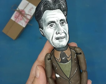 Poupée faite main George Orwell : figurine miniature à collectionner