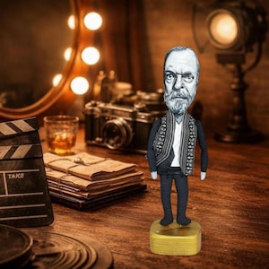 Beeldje Terry Gilliam – Filmregisseur en Monty Python-artiest Doll with Quote – Surreal Cinema Collectible