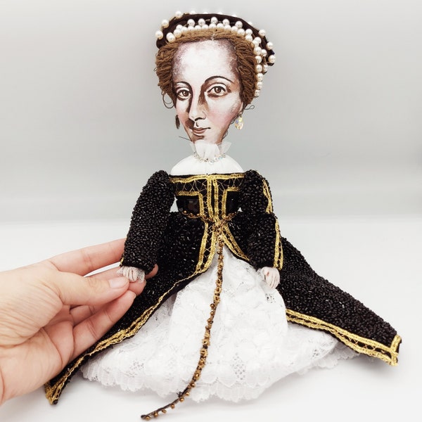 MARY STUART, Reina de Escocia - Muñeca de colección, bordado a mano con cuentas - ¡Listo para el envío!