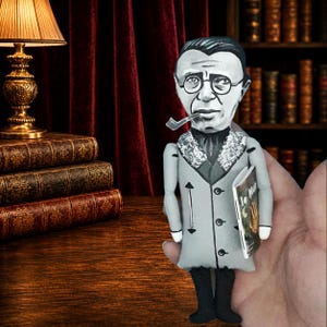 Könnte beinhalten: Eine Stoffpuppe, die einen Mann mit Brille und Pfeife darstellt, bekleidet mit einem grauen Mantel mit Pelzkragen und schwarzen Stiefeln. Die Puppe hält ein kleines Buch mit dem Text "le Mur" auf dem Einband. Monochromer Illustrationsstil.