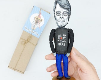 Stephen King – Figura de escritor de terror hecha a mano / Literatura estadounidense y decoración gótica