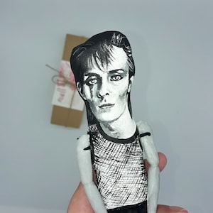 Figura de Peter Murphy, cantor, compositor e músico inglês do rock gótico pós-punk - Lendas musicais icônicas - Boneca colecionável