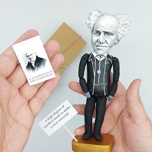 Arthur Schopenhauer Filosofo tedesco - Regalo insegnante di filosofia - Figurina fatta a mano su piedistallo di legno + libro in miniatura + citazione