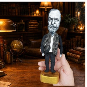Figura de Terry Gilliam – Muñeco del director de cine y artista de Monty Python con cita – Objeto de colección del cine surrealista