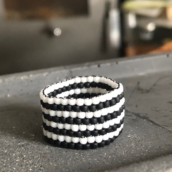 Miyuki Ring Black & White