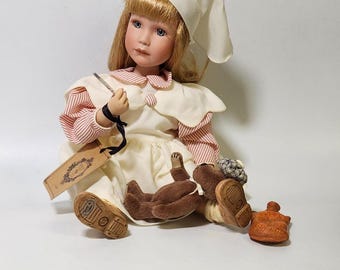 Muñeca enfermera "Candy With Patience" de Boyd's Yesterday's Child, con osito de peluche, certificado de autenticidad y caja.