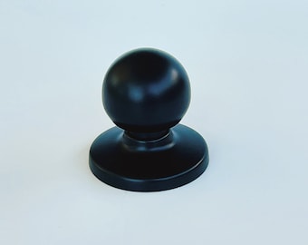 Pomello per porta armadio nero opaco: Cali con accenti in ottone