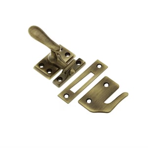 Puede incluir: Cierre de ventana de latón antiguo con una manija de palanca y un gancho. La cerradura está hecha de metal y tiene un acabado cepillado.