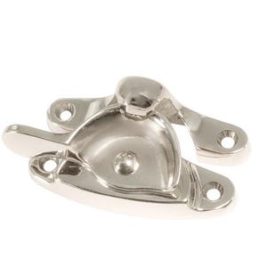 Op de afbeelding: Een zilveren raamvergrendeling met een gebogen handvat en twee gaten voor schroeven.