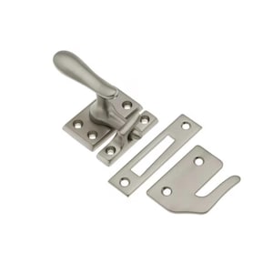 Puede incluir: Una cerradura de ventana de plata con una manija curva y un pestillo de gancho. La cerradura tiene una base rectangular con cuatro agujeros para tornillos.