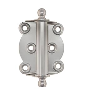 Puede incluir: Una bisagra de puerta redonda decorativa de color plateado con un pomo en forma de bola en cada extremo. La bisagra tiene seis agujeros para tornillos.