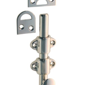 Könnte beinhalten: Ein polierter Türriegel aus Chrom mit einem runden Knauf und zwei Schließblechen. Der Riegel ist so konzipiert, dass er eine Tür von innen sichert.