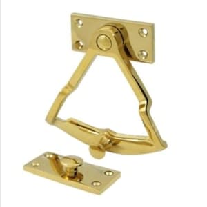 Puede incluir: Una manija de puerta de latón pulido con un diseño triangular. La manija tiene un pestillo que está separado de la manija.