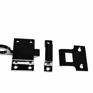 以下が含まれることがあります： 丸いハンドルが付いたクロムメッキのドアラッチ。ラッチは、4つのネジ穴のある長方形のプレートが付いています。ストライクプレートもクロムメッキで、2つのネジ穴があります。