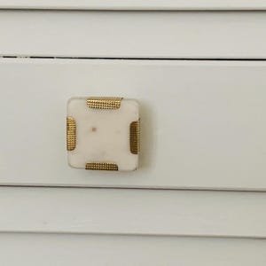 Gałka do szafki z białego marmuru, kwadratowy uchwyt do szuflady z mosiądzu