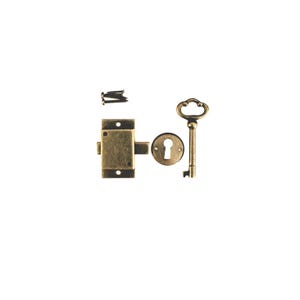 Könnte beinhalten: Ein Möbel-Schloss-Set aus messingfarbenem Metall, bestehend aus einem rechteckigen Riegelmechanismus, einem runden Schlüsselloch-Beschlag, einem Skelettschlüssel mit verziertem Griff und vier kleinen Befestigungsschrauben.