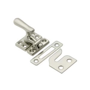 Op de afbeelding: Zilveren raamvergrendeling met een hendel en een haak. De vergrendeling is ontworpen om op een raamkozijn te worden gemonteerd.