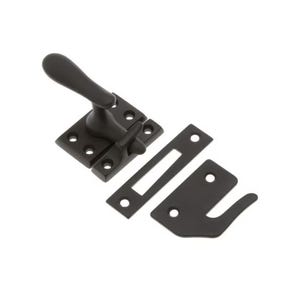 Puede incluir: Cierre de ventana de guillotina negro con una manija de palanca y un pestillo de gancho. La cerradura es de metal y tiene un diseño tradicional.