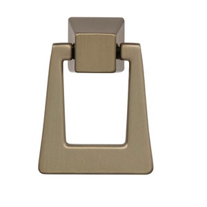 Könnte beinhalten: Ein quadratischer, gebürsteter Nickel-Schrankgriff mit rechteckiger Öffnung. Der Griff hat ein modernes Design und eignet sich für Küchenschränke, Schubladen und Möbel.