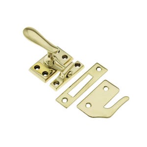 Könnte beinhalten: Ein polierter Fensterflügelverschluss aus Messing mit einem gebogenen Griff und einem Haken. Der Verschluss besteht aus drei Teilen: einem Griff, einer Verriegelungsplatte und einem Haken.