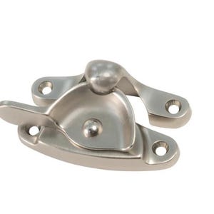 Könnte beinhalten: Ein silbernes Fensterflügel-Schloss mit einem Hebelgriff und einem runden Knopf. Das Schloss ist so konzipiert, dass es einen Fensterflügel in offener Position sichert.