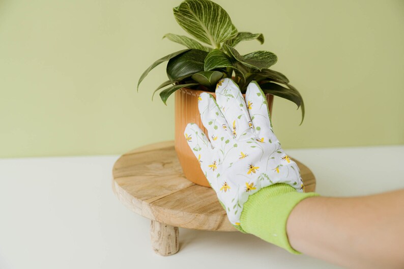 Gardening gloves with bee pattern I size M I non-slip gloves for gardening image 4