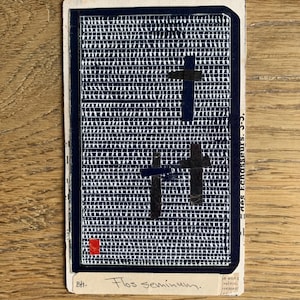 Op de afbeelding: Een vintage speelkaart met een marineblauwe en witte patroonachtergrond. Twee zwarte kruisen zijn over het patroon gelegd. De kaart heeft een rood vierkant en de tekst "Flos seminum" staat onderaan.