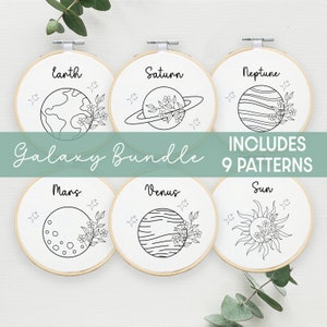 Könnte beinhalten: Ein Set mit 6 Stickrahmen mit schwarzen Linienzeichnungen von Planeten und der Sonne, jeweils mit einem floralen Design. Die Rahmen sind mit den Namen der Planeten beschriftet: Erde, Saturn, Neptun, Mars, Venus und Sonne. Der Text "Galaxy Bundle" und "Includes 9 Patterns" ist ebenfalls sichtbar.