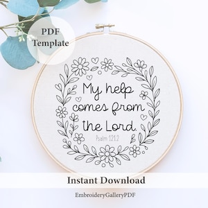 Puede incluir: Un bastidor de bordado con tela blanca que muestra el texto "My help comes from the Lord." rodeado por una corona floral. El texto "Psalm 121:2" está debajo. También están presentes las palabras "PDF Template" e "Instant Download".