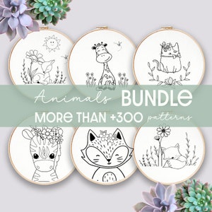 以下が含まれることがあります： かわいい動物のイラストが描かれた刺繍枠のデザインが6つセットになっています。デザインには、鹿、キリン、猫、シマウマ、キツネ、寝ているキツネが含まれています。緑色のバナーに「Animals Bundle MORE THAN +300 patterns」というテキストが表示されています。