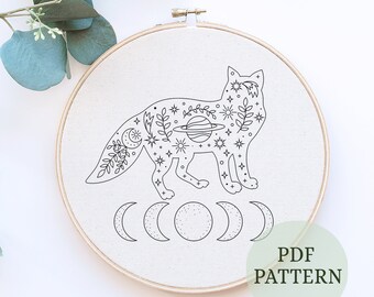 Könnte beinhalten: Eine Schwarzweiß-Zeichnung eines Fuchses mit himmlischen und floralen Details. Der Fuchs steht auf einem Halbmond. Der Text "PDF PATTERN" befindet sich in der unteren rechten Ecke des Bildes.