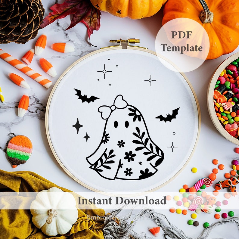 Op de afbeelding: Een borduurring met een Halloween-geestontwerp in zwart en wit, versierd met bloemmotieven, vleermuizen en sterren. De tekst "PDF Template" en "Instant Download" is zichtbaar. De afbeelding bevat pompoenen en snoep.