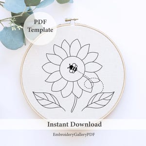 Op de afbeelding: Zwart-witte lijntekening borduurpatroon van een zonnebloem met een bij die eromheen vliegt. Het patroon is op een witte achtergrond en is gelabeld met "PDF-sjabloon" en "Direct downloaden".