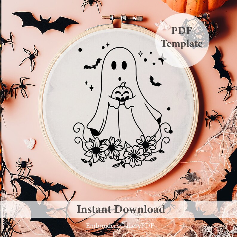 Peut inclure: Un motif de broderie en noir et blanc d'un fant&ocirc;me tenant une citrouille avec des fleurs en bas. Le motif est sur un cerceau de broderie blanc. Le texte "PDF Template" est dans le coin sup&eacute;rieur droit de l'image. Le texte "Instant Download" est en bas de l'image. Le texte "EmbroideryGalleryPDF" est en bas de l'image.