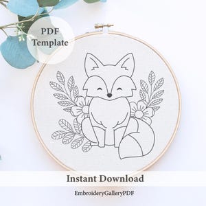 Könnte beinhalten: Schwarzweißes Linienkunst-Stickmuster eines Fuchses, der in einem Kreis aus Blumen und Blättern sitzt. Das Muster ist auf weißem Hintergrund und mit "PDF-Vorlage" und "Sofortiger Download" beschriftet.