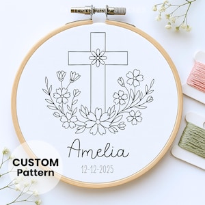 Schema di ricamo per battesimo: nome personalizzato, croce floreale (download PDF)
